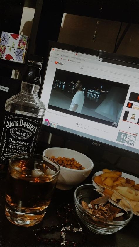 Jackdaniels Drink Wallpaper, Jackdaniels Drink, Fake Alcohol Story, Alcohol Snapchat, Red Bull Drinks, Alcohol Pictures, Alcoholic Drinks Pictures, Pretty Alcoholic Drinks, Party Drinks Alcohol