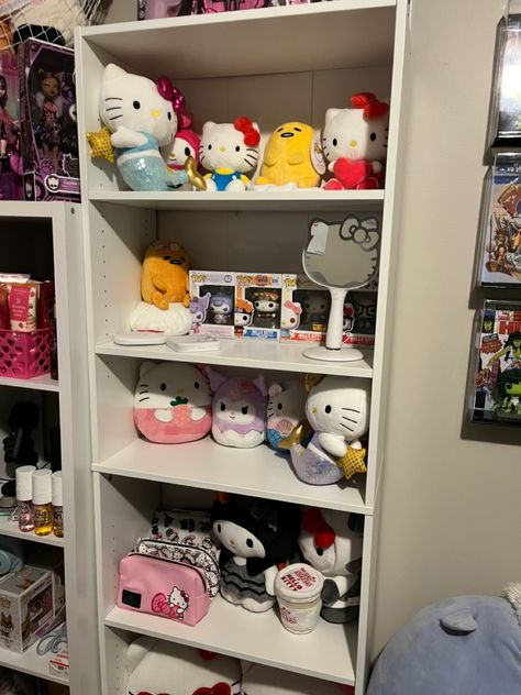 Hello Kitty Shelf Decor, Rooms Hello Kitty, Hello Kitty Shelf, Room Decor Hello Kitty, Bookcase Inspiration, Hello Kitty Room, Kitty Room, Hello Kitty Room Decor, Room Revamp