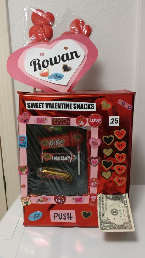 Diy Valentines Box, Valentine's Candy, Kids Valentine Boxes, Valentines Snacks, Valentine Boxes, Boss Chic, Valentines Box, Diy Valentine, Valentine Candy