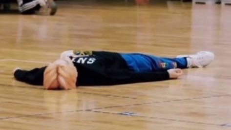 On The Floor Reaction Pic, Laying Down Reaction Pic, Laying On Floor, Laying On The Floor, Chan Cursed Photo, Gojo Running Funny, Txt Out Of Context, Lying Floor Meme, Bangchan Meme Funny