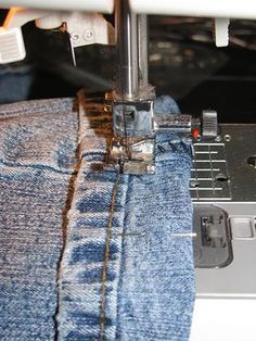 Repurposed Jeans, Hemming Jeans, Jean Ideas, Projek Menjahit, Sewing Jeans, Original Hem, Sewing Alterations, Denim Purse, Beginner Sewing Projects Easy