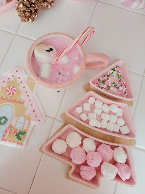 Candyland Christmas Aesthetic, Pink Gingerbread Decorations, Kawaii Christmas Decor, Pink Disney Christmas, Pink Gingerbread House Aesthetic, Pastel Christmas Aesthetic, Girly Christmas Aesthetic, Pink Christmas Aesthetic, Pastel Christmas