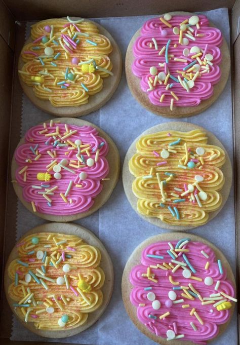 Cookie Decorating Ideas For Beginners, Easter Cut Out Cookies, Fun Decorated Cookies, Easter Cookies Buttercream, Simple Birthday Cookies Royal Icing, Easter Cookies Decorated Buttercream, Birthday Cookies Buttercream, Buttercream Iced Cookies, Birthday Buttercream Cookies