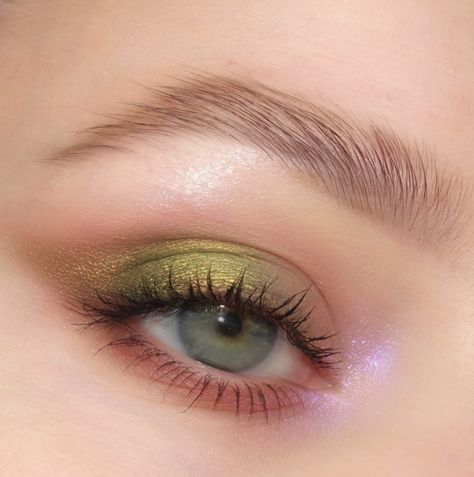 Nature Eye Makeup, Secret Garden Makeup, Sage The Day Colourpop Looks, Enchanted Forest Prom Makeup, Nature Makeup Looks Green, Pastel Green Eye Makeup, Subtle Fairy Makeup, Pink Green Makeup, Garden Party Makeup