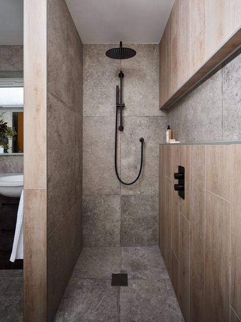 Neutral bathroom large walk in shower and black brassware. Light Floors Dark Walls, Brown Tile Bathroom Ideas Color Palettes, Brown And Gray Bathroom, Brown Tile Bathroom, Bathroom Wall Colors, Textured Tiles, Japanese Bathroom, Palette Wall, Luxury Bathroom Design