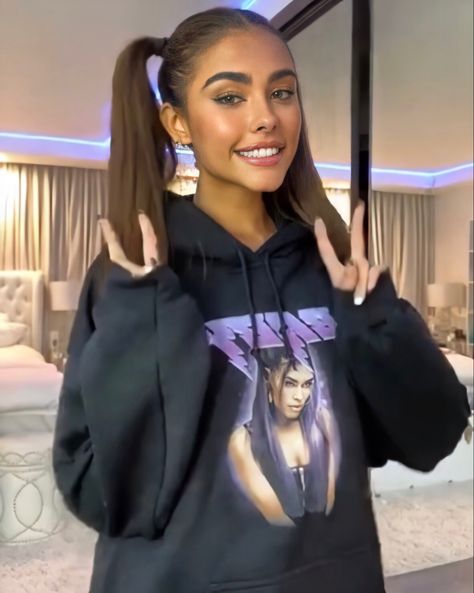 Madison Beer Ponytail, Victoria Clark, Estilo Madison Beer, Madison Beer Style, Madison Beer Outfits, Beer Outfit, Pigtail Hairstyles, Selfie Poses Instagram, Instagram Baby