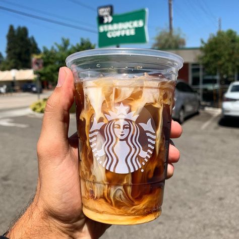 Killer Caramel Cold Brew🤪 ‼️70 Calories‼️ ✅HOW TO ORDER✅ • 1️⃣Ask for a GRANDE Cold Brew 2️⃣Ask for ONE (1) pump of caramel syrup 3️⃣Ask for THREE (3) pumps sugar free vanill 4️⃣Ask for LIGHT cream 5️⃣Ask for a shot of blonde espresso! Macro Barista, Sugar Free Starbucks Drinks, Caramel Cold Brew, Barista Recipe, Low Calorie Starbucks Drinks, Best Starbucks Drinks, Starbucks Peppermint Mocha, Coffee Recipes Starbucks, Caribou Coffee