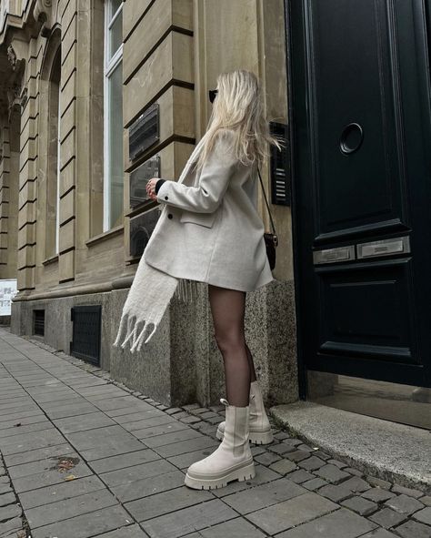 White Boots Outfit Winter, White Booties Outfit Fall, White Booties Outfit, Colorfull Style, Beige Boots Outfit, Outfit Botas, Winter Boots Outfits, Blazer Outfits Casual, Outfit Classy