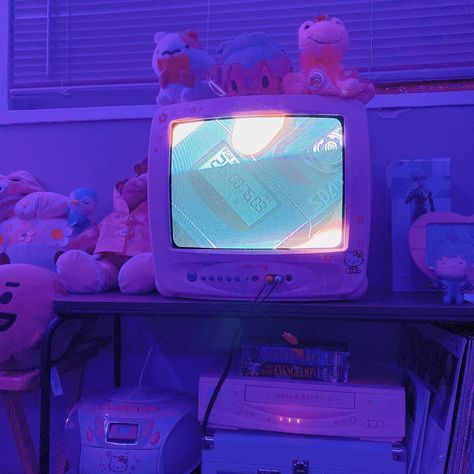 Purple Vhs Aesthetic, Y2k Retro Aesthetic, Purple Tv Aesthetic, Y2k Gaming Aesthetic, Pink Tv Aesthetic, Purple 2000s Aesthetic, Crt Aesthetic, Crt Tv Aesthetic, Purple Retro Aesthetic