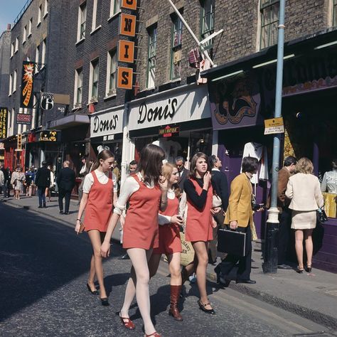 Kawaii Clothes Goth, Swinging London, Rare Historical Photos, Carnaby Street, Swinging Sixties, Old London, Famous Fashion, 1960s Fashion, Vogue Magazine