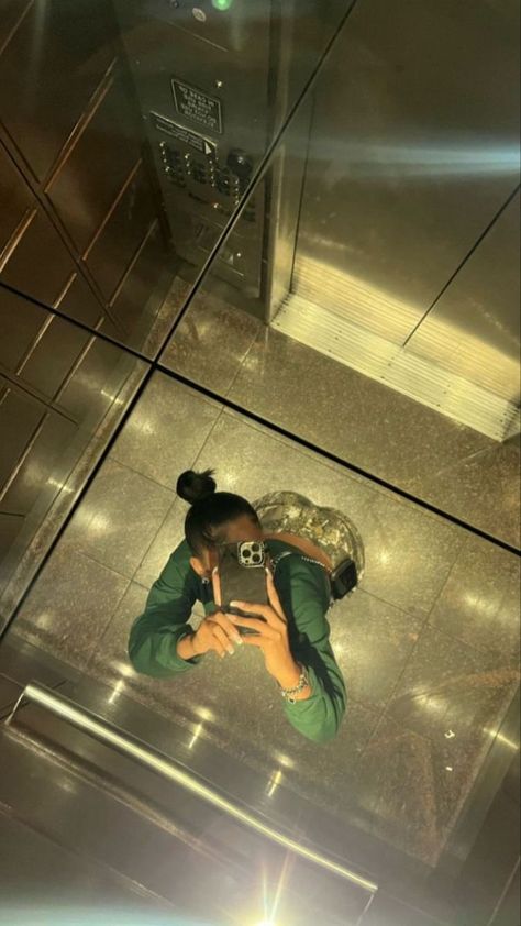 Elevator Mirror, Aesthetic Photo Dump, Mirror Pose, Aesthetic Mirror, Beautiful Photoshoot Ideas, Pose Idea, Profile Pictures Instagram, Human Poses Reference, Instagram Photo Inspiration