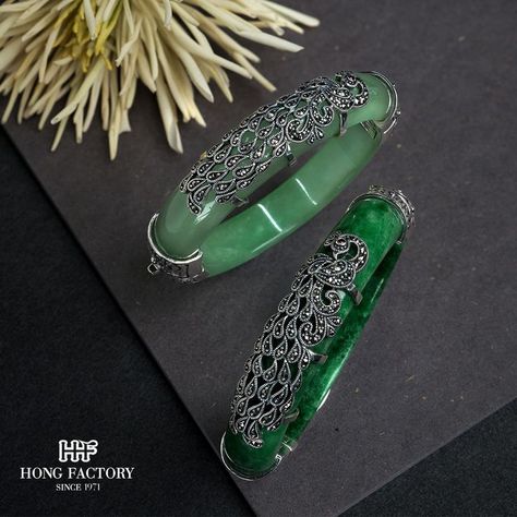 Jade Bangle, a new collection that has been meticulously crafted. Design beautiful patterns that will shine more. Jade Bangle With Gold, Girly Jewellery, Bangle Design, Jewelry Photography Styling, Chinese Hair, Kids Blouse, Wholesale Silver Jewelry, Gold Designs, Photography Styling