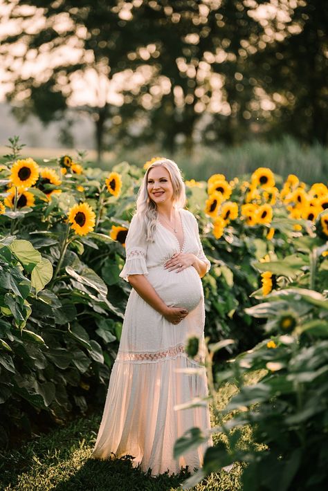 Maternity Shoot Sunflower Field, Sunflower Pregnancy Photos, Sunflower Field Maternity Photos, Sunflower Maternity Shoot, Sunflower Maternity Pictures, Sunflower Pics, Sunflower Field Pictures, Couple Maternity Poses, Sunflower Background