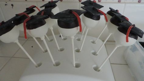 Easy Graduation Cake, Tres Leches Cupcakes, Graduation Cap Cake, Graduation Cake Pops, Cake Pop Tutorial, Graduation Desserts, Cap Cake, Black Fondant, Book Cakes