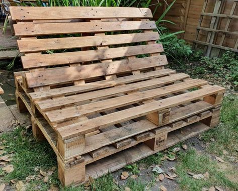 How to make a pallet sofa for your garden with minimal tools! Garden Furniture From Pallets, Pallet Garden Sofa, Pallets Garden Furniture, Palette Garden Furniture Diy, Diy Garden Furniture Pallet, Diy Pallet Furniture Outdoor How To Build, Pallet Garden Furniture Diy, Pallet Garden Furniture Seating, Pallet Outdoor Sofa