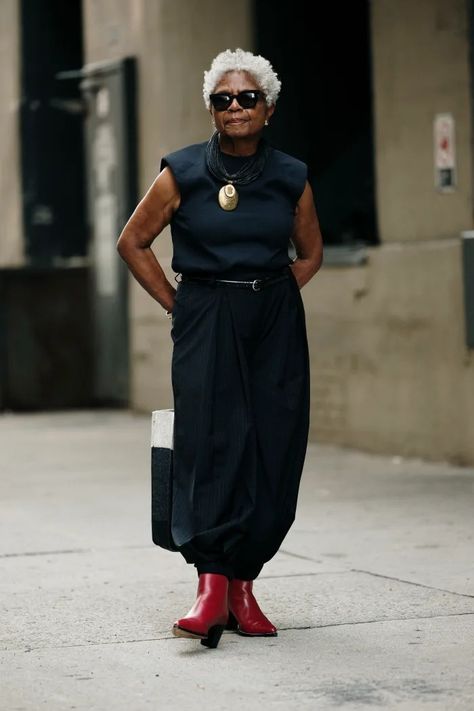 Transitional Dressing, New York Fashion Week Street Style, Go To New York, Street Style Trends, Style Looks, Best Street Style, Spring Street Style, All Black Outfit, Style Trends