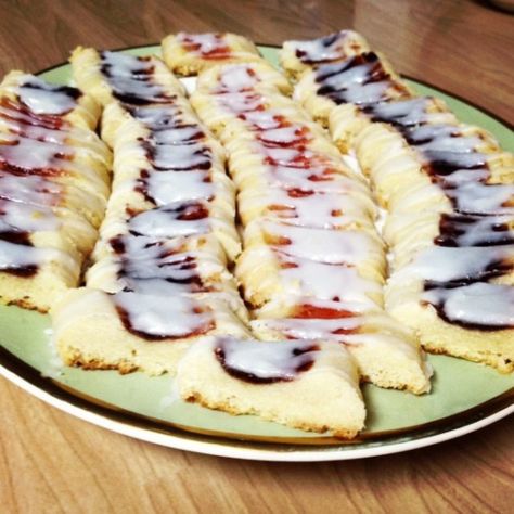 Jam Diagonals, Unleavened Bread Recipe, Passover Feast, Feast Of Unleavened Bread, Unleavened Bread, Passover Desserts, Spring Dessert, Spring Desserts, Passover Recipes