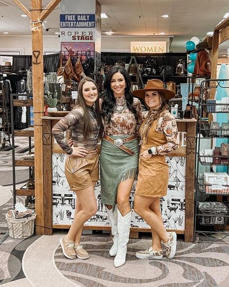 𝐓𝐫𝐢𝐚𝐧𝐠𝐥𝐞 𝐓 𝐁𝐨𝐮𝐭𝐢𝐪𝐮𝐞 ™ on Instagram: "Yesterday was mesh top Monday! Huge thank you to everyone who stopped by the booth. We had such a great day helping you ladies create the cutest outfits! 🎲♠️🎰🃏 Come shop with us this year during the @lasvegasnfr at The Horseshoe for the @ropercowboymarketplace December 7th - 16th daily 10AM - 5PM Booth 234 #triangletboutique #brandyourstyle #idahoboutique #mobileboutique #travelingboutique #westernboutique #rodeoboutique #rodeochic #rodeostyle #rodeofashion #westernchic #westernfashion #westernstyle #nfr #nfr2023 #nfrstyle #nfrfashion #ropercowboymarketplace #cowboychristmas #vegas #vegas2023" Mesh Top Outfit, Rodeo Chic, Nfr Style, Cutest Outfits, Nfr Fashion, Come Shop With Us, Western Work, Western Boutique, Western Life