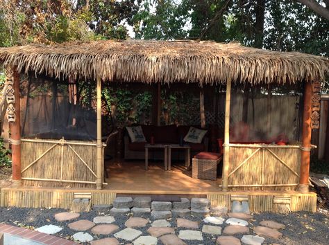 Bamboo Tent Design, Outdoor Hut Design, Diy Beach Cabana, Backyard Tiki Hut, Garden Hut Ideas, Garden Huts, Rustic Pergola, Bamboo Diy, Wooden Hut