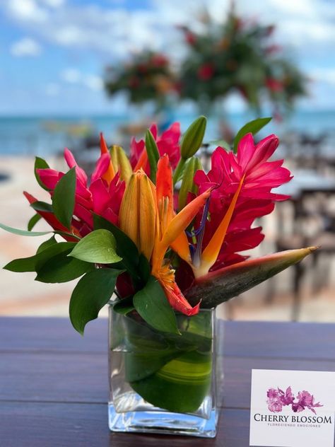 Tropical Party Flowers, Tropical Floral Centerpieces Simple, Hawaiian Flower Centerpieces, Luau Flower Centerpieces, Jungle Flower Arrangements, Tropical Floral Arrangements Table Centerpieces, Small Tropical Centerpiece, Tropical Flower Arrangements Centerpieces, Tropical Centerpiece Ideas