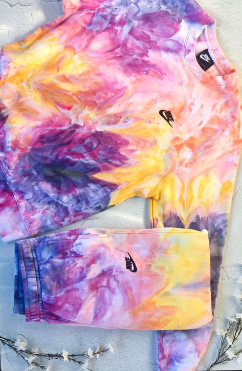 Cool Tie Dye Designs, Hoodies Ideas, Nike Sweatsuit, Minimal Shirt Design, Diy Tie Dye Techniques, Diy Tie Dye Designs, Tie Dye Patterns Diy, Tie Dye Crewneck, Diy Tie Dye Shirts