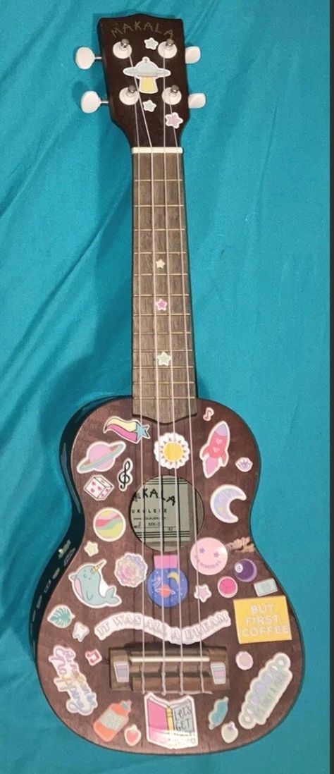 Decorated Acoustic Guitar, Decorated Ukulele, Ukulele Decoration, Decorated Guitar, Ukulele Stickers, Bf Ideas, Ukulele Design, Guitar Stickers, Guitar Ideas