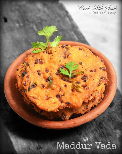 MADDUR VADA RECIPE / MADDUR VADE Maddur Vada, Savory Fritters, Savory Crackers Recipe, Karnataka Cuisine, Butterless Cookies, Curry Buns, Seed Crackers Recipe, Oats Cookies, Nuts Cookies