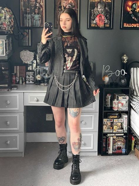 Cool edgy outfit ideas you'll really love! There's something so fun and expressive about putting together a grunge outfit Grunge Style Aesthetic, Plaid Dress Outfit, Plaid Shirt Outfits, Red Plaid Dress, Alt Outfits, Rock Outfits, Goth Outfits, Alternative Outfits, Outfit Combinations