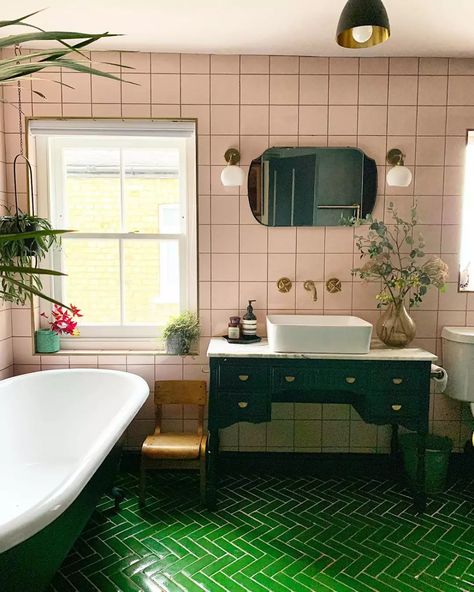 Green And Pink Bathroom, Mad About The House, Pink Bathroom, Green Bathroom, Green And Pink, Bathroom Inspiration, Corner Bathtub, Interior Inspiration, Small Bathroom