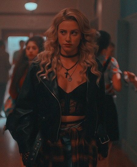 Betty Cooper, Riverdale, A Woman, Books Wattpad, Walking, Wattpad, Leather Jacket, Blonde, Books