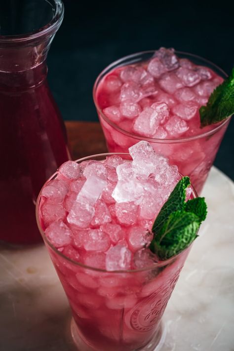 Cranberry season is upon us. These tart and tangy berries are perfect for holiday recipes. So it’s no surprise that cranberry spiced everything is all the rage this time of year. If you’re looking for a unique holiday mocktail recipe, you’ve come to the right place. This lip-puckering cranberry lemonade is refined sugar-free, and oh-so-tasty. Cranberry Mocktail, Cranberry Lemonade, Holiday Mocktail, Unsweetened Cranberry Juice, Ocean Spray Cranberry, Fresh Cranberry, Homemade Lemonade Recipes, Cranberry Juice Cocktail, Make Simple Syrup