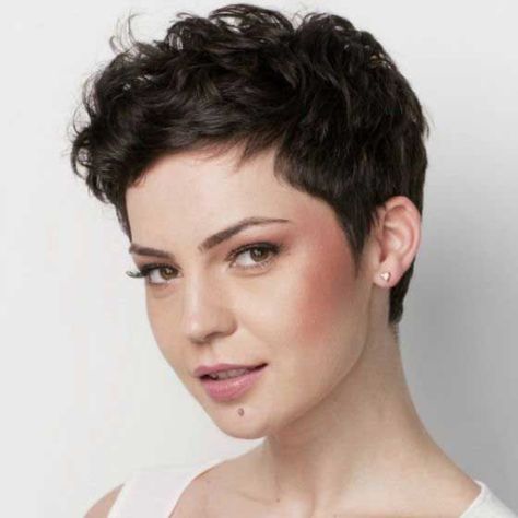 20 cortes de cabello corto para mujeres de 50 años (o más) | ActitudFem Girls Pixie Haircut, Curly Pixie Haircuts, Choppy Hair, Super Short Hair, Girl Haircuts, Very Short Hair, Short Bob Haircuts, Short Pixie Haircuts, Short Hair With Layers