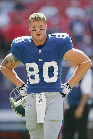 Jeremy Shockey. The reason I started watching football! Football Players Tattoos, Jeremy Shockey, Handsome Football Players, Claudio Marchisio, Ny Giants Football, Far Rockaway, Watching Football, New York Giants Football, New York Football