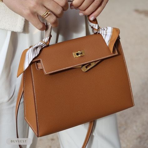 The Kelly bag from Hermès was originally designed for actress Grace Kelly to conceal her pregnancy! It became an iconic fashion staple soon after. Mini Kelly Bag, Hermes Kelly 25, Kelly 25, Hermes Twilly, Mini Kelly, Hermes Kelly 28, Hermes Kelly Bag, Togo Leather, Kelly Bag