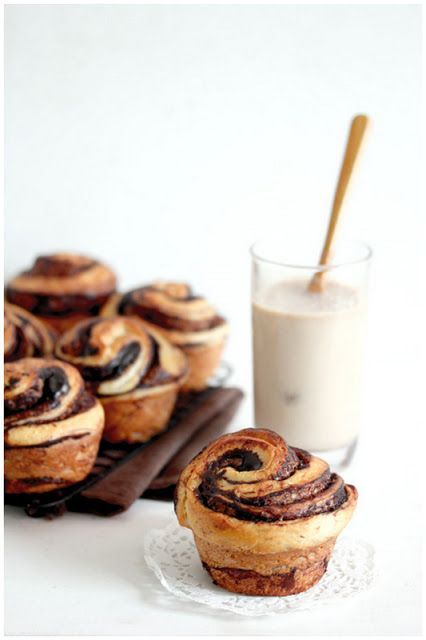 Chocolate brioches #dessert Types Of Pastries, Chocolate Brioche, Muffin Tin, Sweets Treats, Bagels, Cinnamon Rolls, Just Desserts, The Table, Sweet Recipes