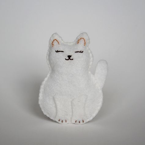 Mini White Felt Cat Softie - 'Annie' | A little off-white fe… | Flickr Felt Cats, Cat Felt, Felt Sewing, Felt Craft, Felt Cat, Felt Decorations, Cat Crafts, Felt Christmas Ornaments, Felt Diy