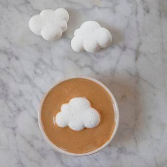 Cloud marshmallows Cloud Marshmallows, Arte Del Cappuccino, Vanilla Marshmallows, Chocolate Bomb, Kawaii Food, A Cup Of Coffee, Kids Nutrition, Food Plating, Pretty Food