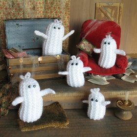 Halloween is here again and with exactly 16 days remaining until the big night Mary and I have a lot of crafting to do to be ready for trick-or-treaters. This year we’ve decided to decorate m… Knitted Ghost Pattern, Halloween Knitting Patterns, Halloween Knitting, Baby Cardigan Knitting Pattern Free, Knitted Doll Patterns, Knitted Toys Free Patterns, Animal Knitting Patterns, Knitting Paterns, Free Toys