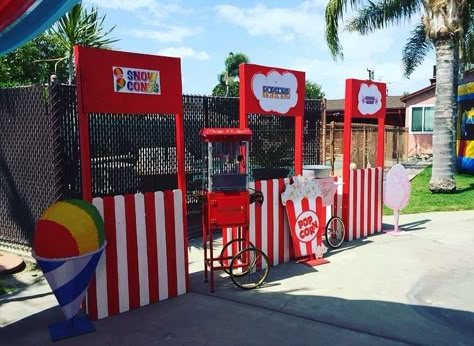 Circus Trunk Or Treat Ideas For Cars, Diy Carnival Decorations, Carnival Booth Ideas, Carnival Decorations Ideas, Horse Stall Decorations, Carnival Party Games, Carnival Birthday Party Ideas, Backyard Carnival, Stall Decorations