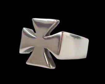 Iron Cross Ring, Marine Corps Rings, Silversmithing Jewelry, Housing Ideas, Iron Cross, Biker Rings, Skull Artwork, Cross Ring, Skull Ring