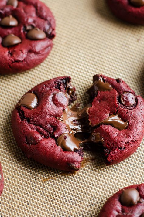 Galletas RED VELVET con chips de chocolate y rellenas de Nutella Meringues Cookies, Nutella Stuffed Cookies, Desserts Nutella, Red Velvet Recipes, Mothers Day Desserts, Keto Blueberry, Velvet Cookies, Stuffed Cookies, Nutella Desserts