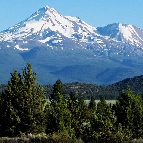 This Weekend Itinerary Is Perfect For Exploring Mount Shasta in Northern California Visit our Latinos Over 40 California Group : facebook.com/groups/latinosover40california Mount Shasta is a quiet town in Northern California with a population of around 3200. Along with being a peaceful place to live, it’s also an ideal destination for a change of scenery that includes hiking, playing winter sports, and climbing Mount Shasta. To reach the town of Mount Shasta, you’ll need to drive about […] T Lake Shasta Caverns, Lake Shasta, California Attractions, A Peaceful Place, Mount Shasta, Weather Underground, Weekend Itinerary, California Landscape, Peaceful Place