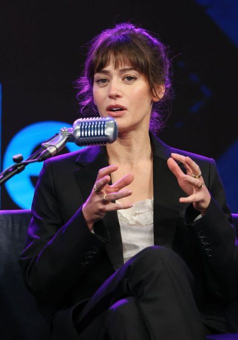 Lizzie Caplan, Kibbe Dramatic, Lizzy Caplan, Feminine Art, Hollywood Studios, Style Outfits, New Girl, Favorite Celebrities, Famous People