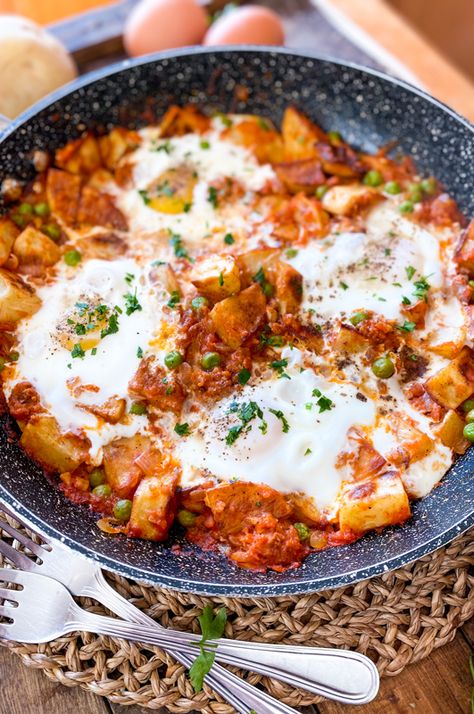 Mexican Egg Dishes, Healthy Spanish Food, Spain Food Traditional Spanish Dishes, Spanish Dishes Recipes, Spanish Food Recipes Spain, Spain Meals, Spanish Beans Recipe, Flamenco Eggs, Egg Dishes For Dinner