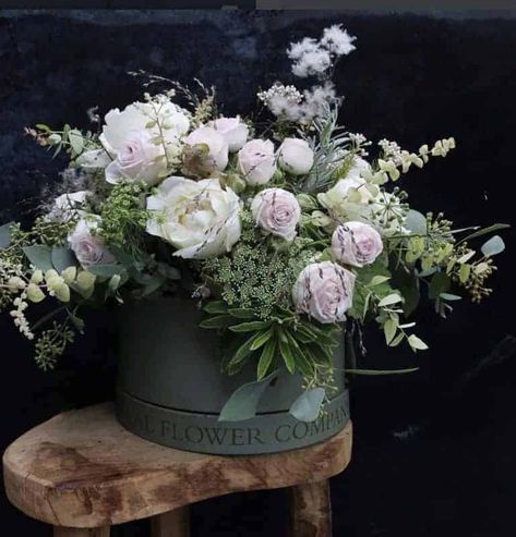 Christmas flower arrangements - rustic ideas - From Britain with Love Gift Ideas Diy Creative, Pale Pink Christmas, Table Centrepiece Ideas, Flower Arrangement Diy, Philippa Craddock, Hat Box Flowers, Flower Arrangements Ideas, Centrepiece Ideas, Gift Wrapping Diy