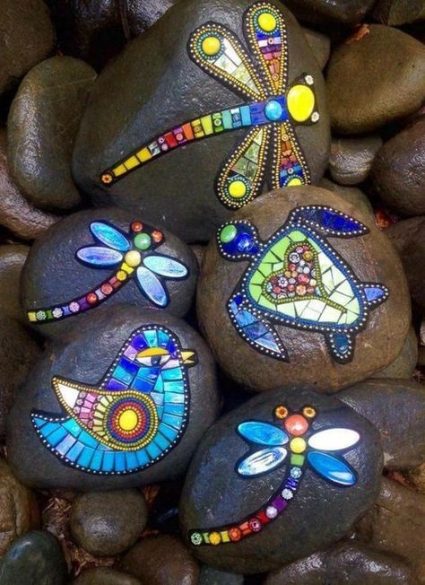 53 Adorable DIY Mosaic Craft Ideas to Beautify Your Home Decoration - Matchness.com Mosaic Art Diy, Mosaic Rocks, Garden Rock Art, Mosaic Garden Art, Mosaic Art Projects, Mosaic Tile Art, Pebble Mosaic, Puffy Paint, Mosaic Artwork