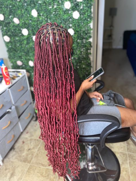 Red Soft Locs Black Women, Red And Black Soft Locs, Red Faux Locs Black Women, Soft Locs Red, Softlocs Hairstyle, Long Soft Locs With Color, Colored Soft Locs, Soft Locs Color, Soft Locs Hairstyles Color