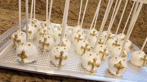 First communion gold cross cake pops. Bautizo Cake Pops, First Communion Cake Pops, Baptism Food, Baptism Cake Pops, Disney Castle Cake, Bautizo Ideas, Cross Cake, Dessert Book, Cross Cakes