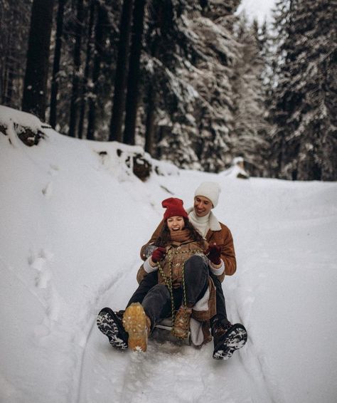 Couples Photoshoot In Snow, Couple Poses In Snow Winter Picture, Winter Couple Photoshoot With Dog, Snow Fall Couple Pics, Winter Couples Photoshoot, Winter Woods Couple Photoshoot, Couple Photography Winter, Snow Couple, Snow Photoshoot