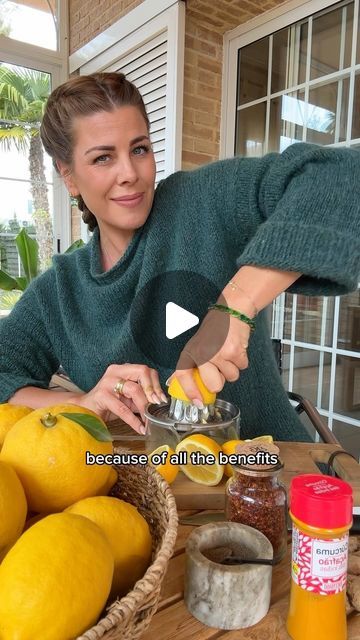 Belinda Jakobsen on Instagram: "MAGIC POTION 🍋 

There are so many versions of this, this is how we drink it☀️

To make shots: 
Per half a liter of boiled water;
Juice of 2 lemons (depending on size)
1 good tea spoon of turmeric 
2 thumbs of sliced ginger 🫚 
a dash of black pepper 
and if you want, a dash of cayenne pepper 

The recipe can be played with, make it strong but in a way that you like it ❤️ We drink it on an empty stomach when we break our fast! 

Oh! You can also freeze it in cubes and just pour hot water over it when you want it 🤓🤪" Cayane Pepper Lemon Water, Healthy Shots, Sliced Ginger, Health Shots, Diet Fruits, Immunity Shots, Ginger Shots, Boiled Water, Ginger Shot